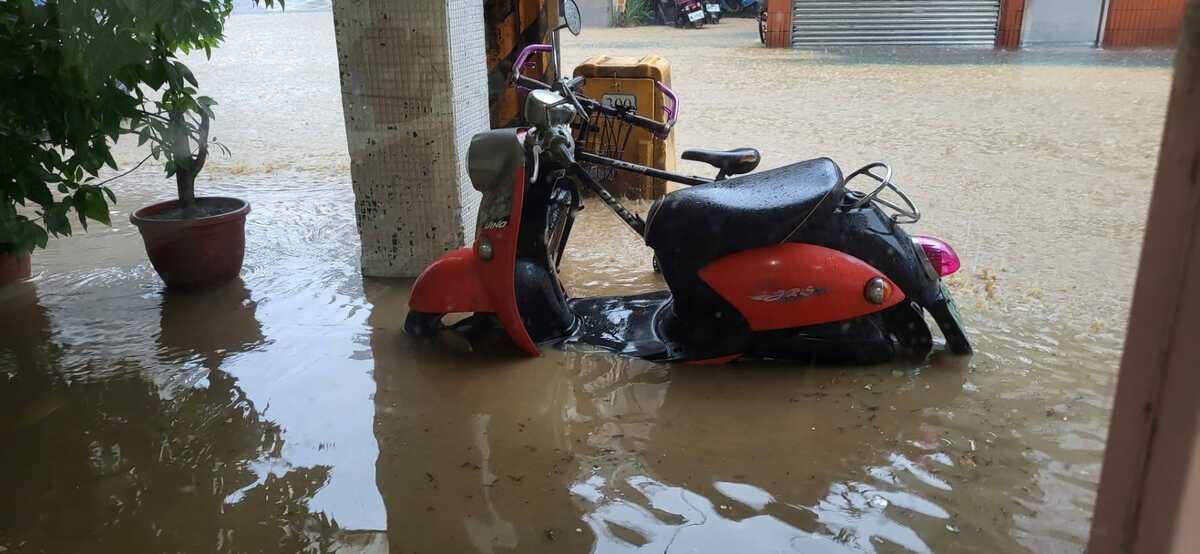 國民黨台北市議員李明賢分享多張因雷陣雨導致南港淹水的照片。 圖：翻攝李明賢臉書