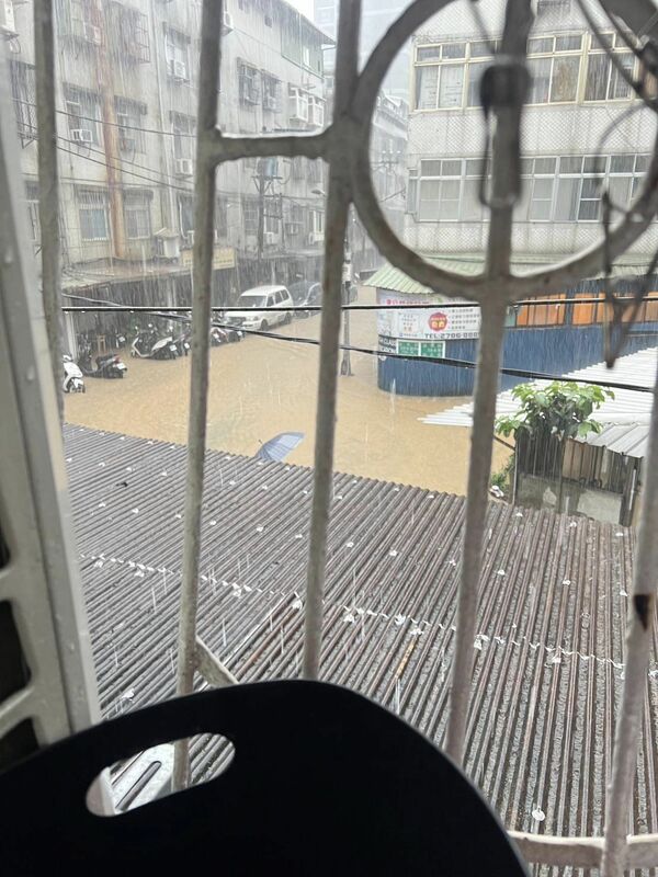 國民黨台北市議員李明賢分享多張因雷陣雨導致南港淹水的照片。 圖：翻攝李明賢臉書