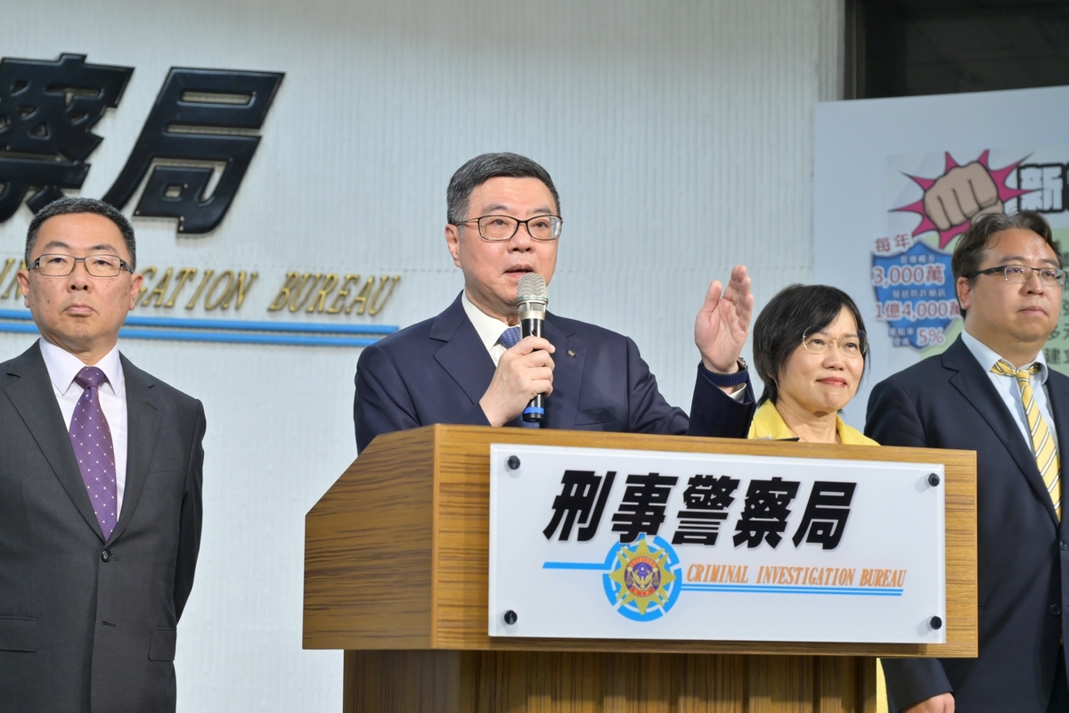 行政院長卓榮泰今（10）日出席「重大電信網路詐欺暨掃黑案件查緝成果記者會」。 圖：行政院提供