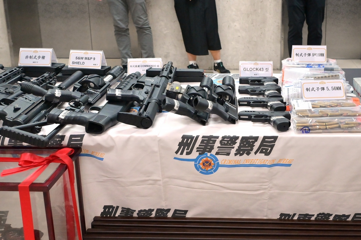 政府正在執行「綠能掃黑肅貪」的靖平專案與「全國同步掃黑及肅槍行動」專案。 圖：行政院提供