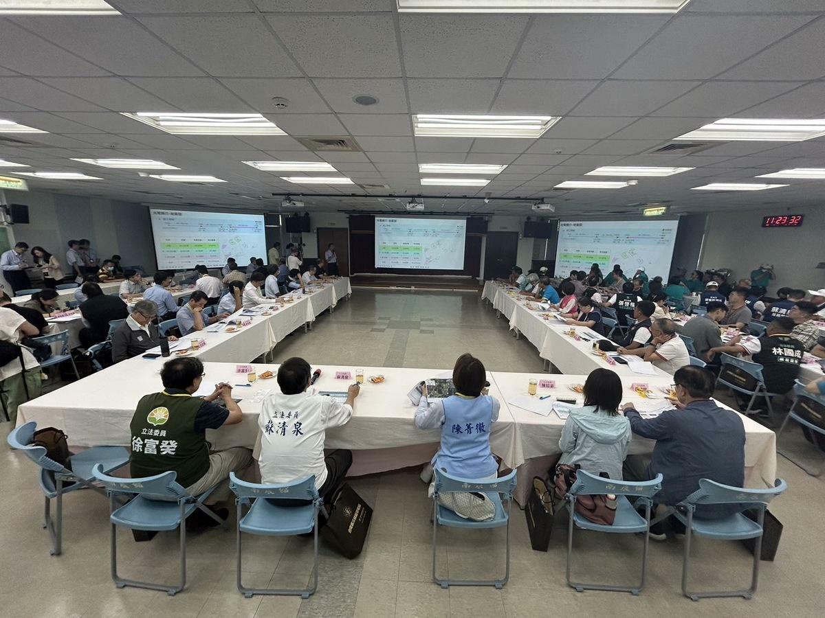 立委與屏東地方人士到場關心核三廠延役議題。 圖：蘇清泉服務處/提供