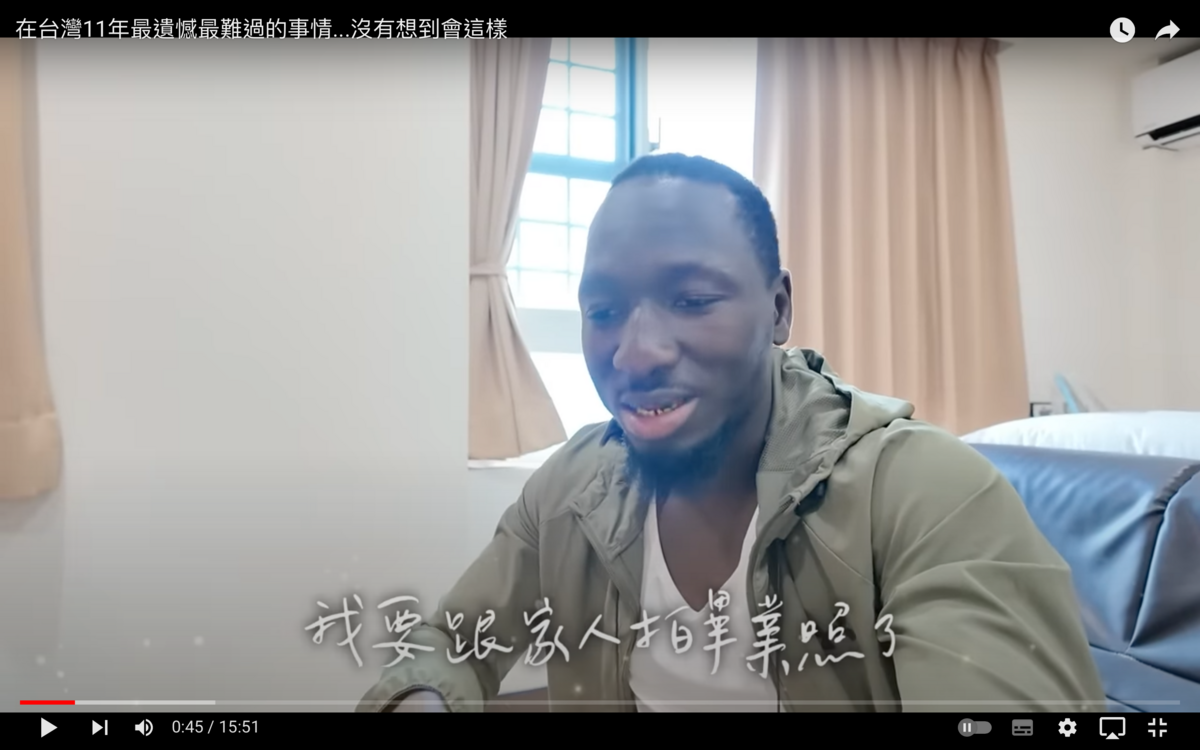 黑龍透露在大學及研究所畢業時很遺憾沒跟父母拍到學士服照，因此特地借了學士服回去跟父母合照。 圖：翻攝自黑龍YT頻道
