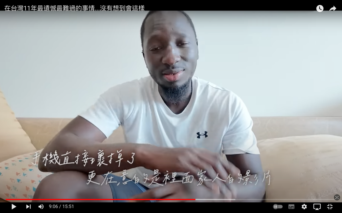 然而黑龍卻不小心在搭船遊玩時跌落水中，手機泡水壞掉，和家人珍貴的回憶照片也因此不見。 圖：翻攝自黑龍YT頻道