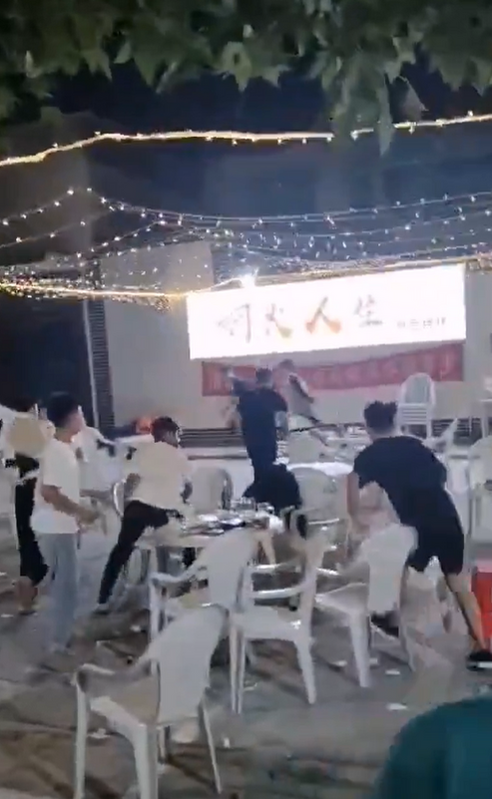 河南安陽街上傳出眾多手持長刀的未成年衝入大排檔鬧事。 圖:翻攝自  吳文行wenxingwu  X