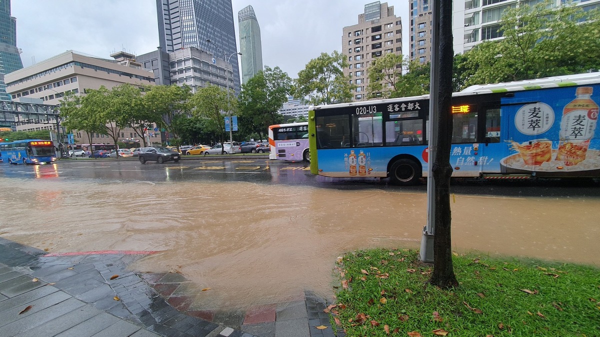 台北101附近的松仁路，路邊明顯積水大約佔據一個車道。 圖：翻攝「臉書」信義區三兩事社團/Angel Xu
