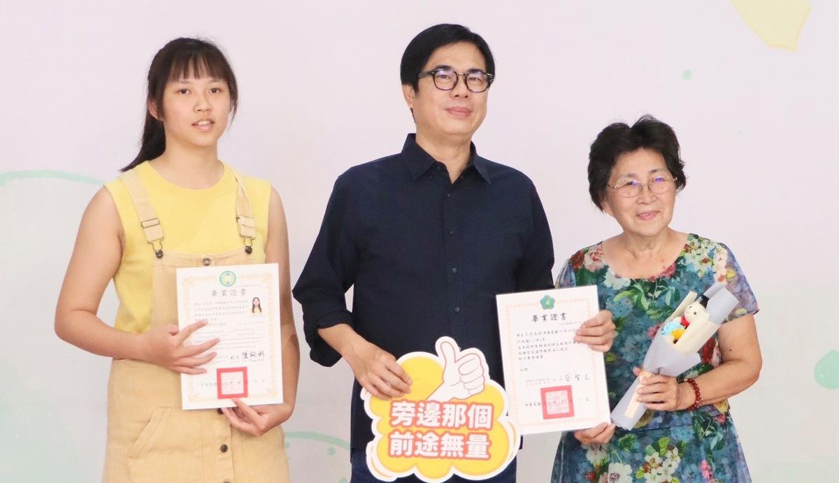 王吳烏招(右)與孫女王筠彤(左)與陳其邁(中)合影。 圖：高雄市教育局/提供