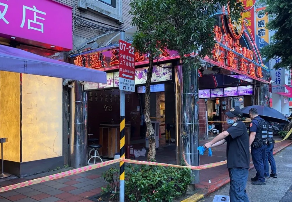 威震集團前董事長吳明達在台北市大同區天龍三溫暖遭人當街槍擊。 圖：警方提供