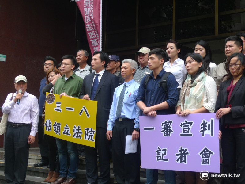 大法官尤伯祥（前排右三）10年前曾為318太陽花學運辯護，當時站他右手邊的就是被學生捧成政治新星的黃國昌。 圖：新頭殼資料照／汪少凡攝