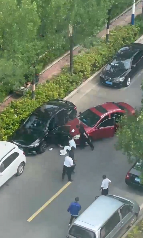 中國山東東營近期發生一起恐怖事件，一男子疑似因行車糾紛，當街持斧頭砍殺兩人。 圖：翻攝自李老師不是你老師 X（前推特）帳號