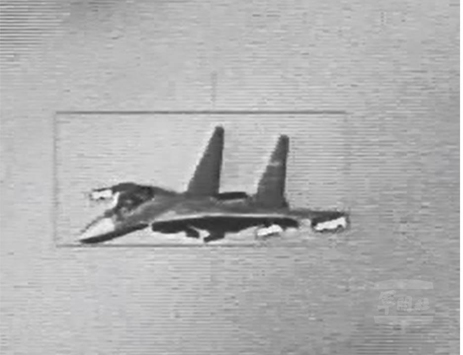 國軍運用任務機監控共軍殲-16型戰機。 圖：取自軍聞社網站。