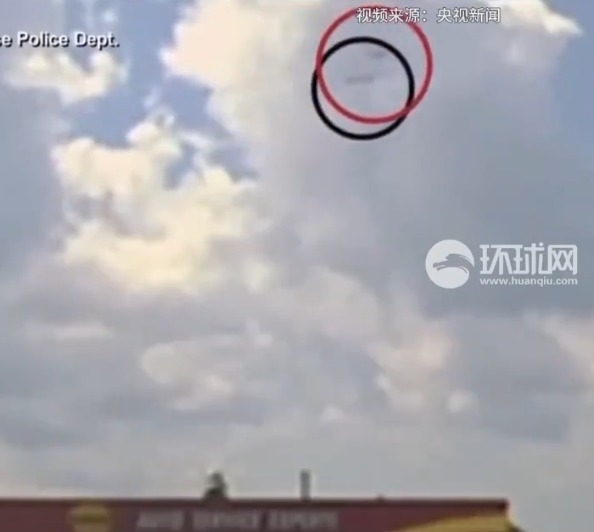 美國近期發生一場驚險事件，2 架客機在紐約州高空中擦肩而過，差一點相撞。 圖：翻攝自央視新聞