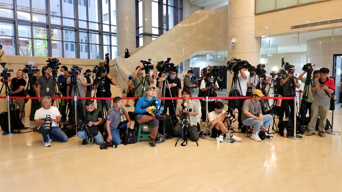 桃園地院召開第三次拘押庭，鄭文燦不發一語並受到媒體包圍。 圖：林昀真攝。