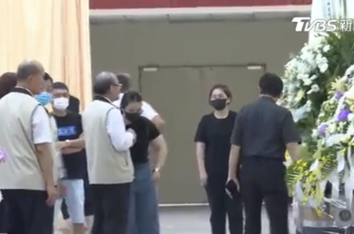 林士傑家屬於台南市立殯葬管理所景行廳低調開放親友弔唁，各界紛紛前往上香致意，將於本月16日屆齡退休的台南市警察局長廖宗山也現身上香，並強調希望能在退休前破案，目前全力偵辦中。 圖：黃博郎／攝