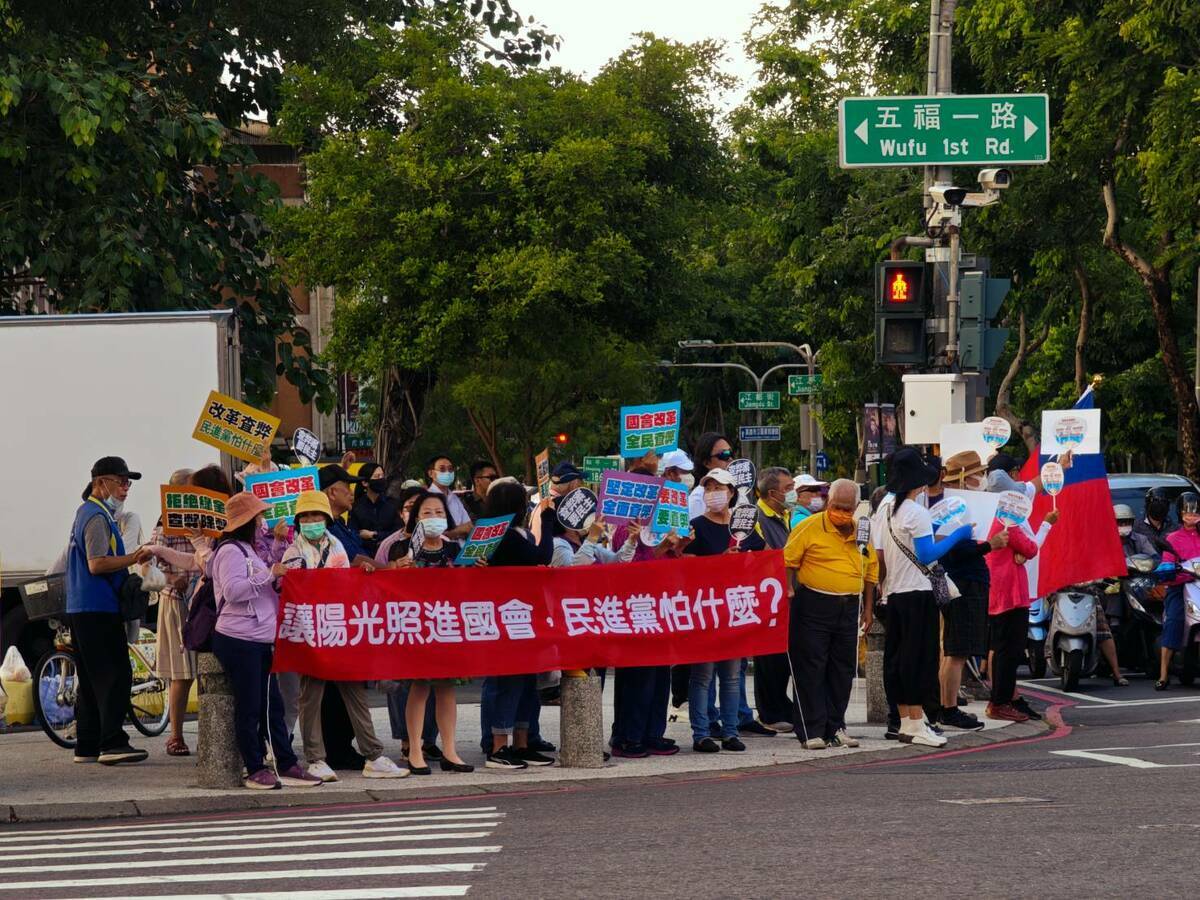國民黨高雄市黨部在路口快閃爭取市持支持國會改革。 圖：國民黨高雄市黨部/提供