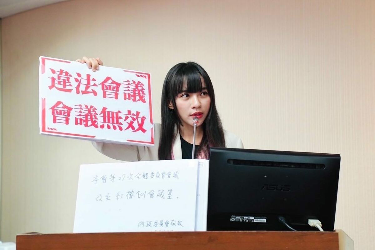 黃捷怒轟，這麽鬼扯的議事錄，仍動用「表決」通過，只要藍白想通過的，全部都能用表決輾過。 圖：黃捷辦公室提供
