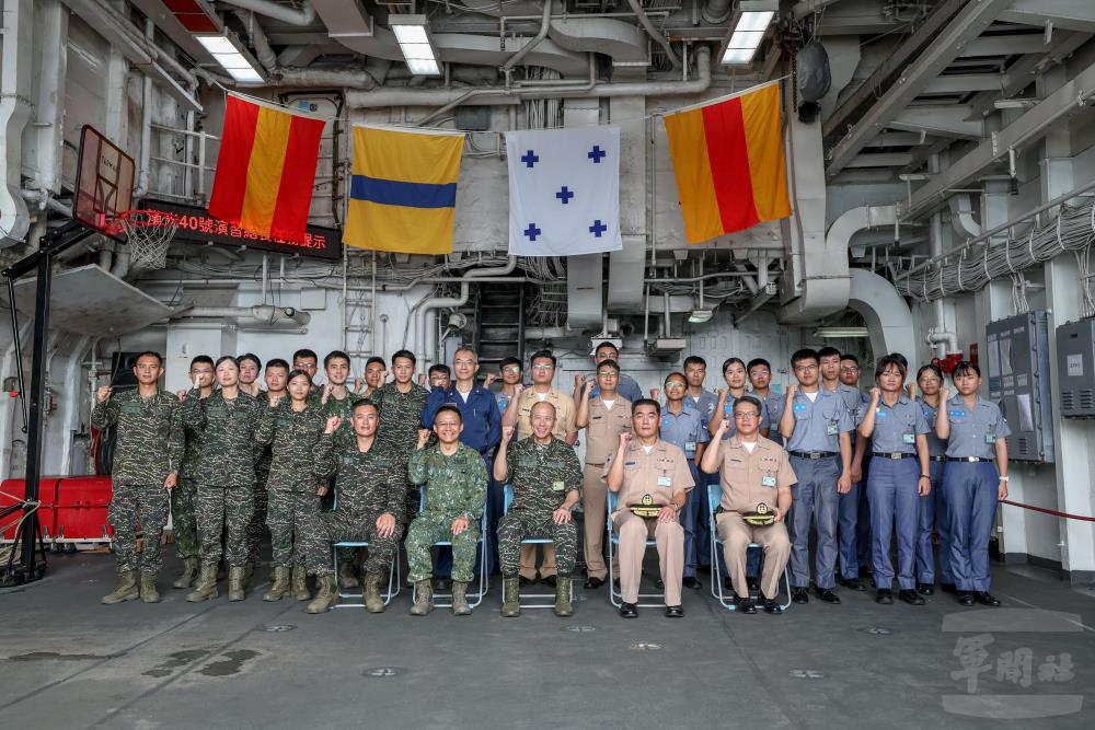 參謀總長梅家樹前往蘇澳海軍軍艦與官兵交流。 圖：取自軍聞社網站。
