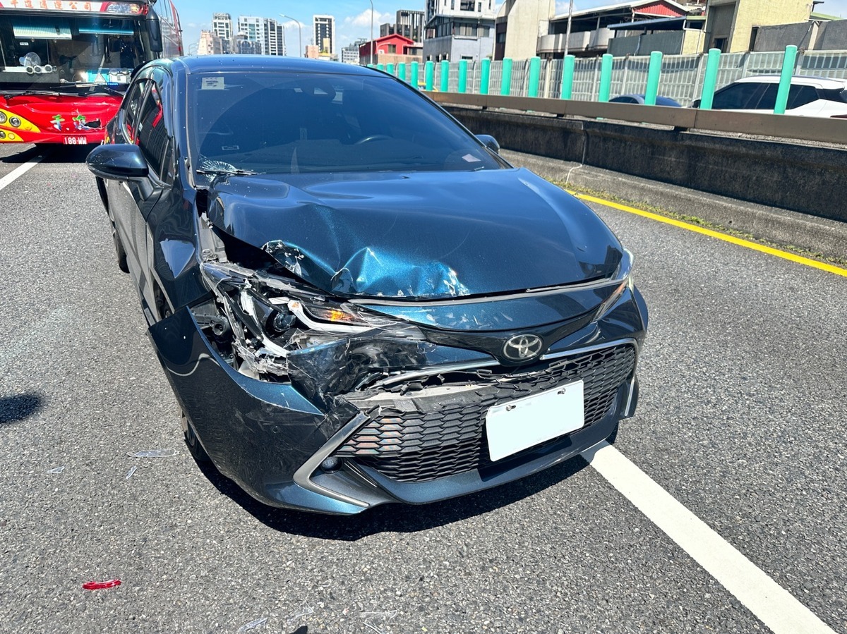 民進黨台北市議員顏若芳今（11）天開車跑行程發生車禍。 圖：翻攝顏若芳臉書