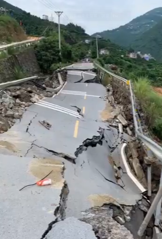 湖北恩施巴東縣的公路，在暴雨過後坍塌 圖：翻攝自老司機 X（前推特）帳號