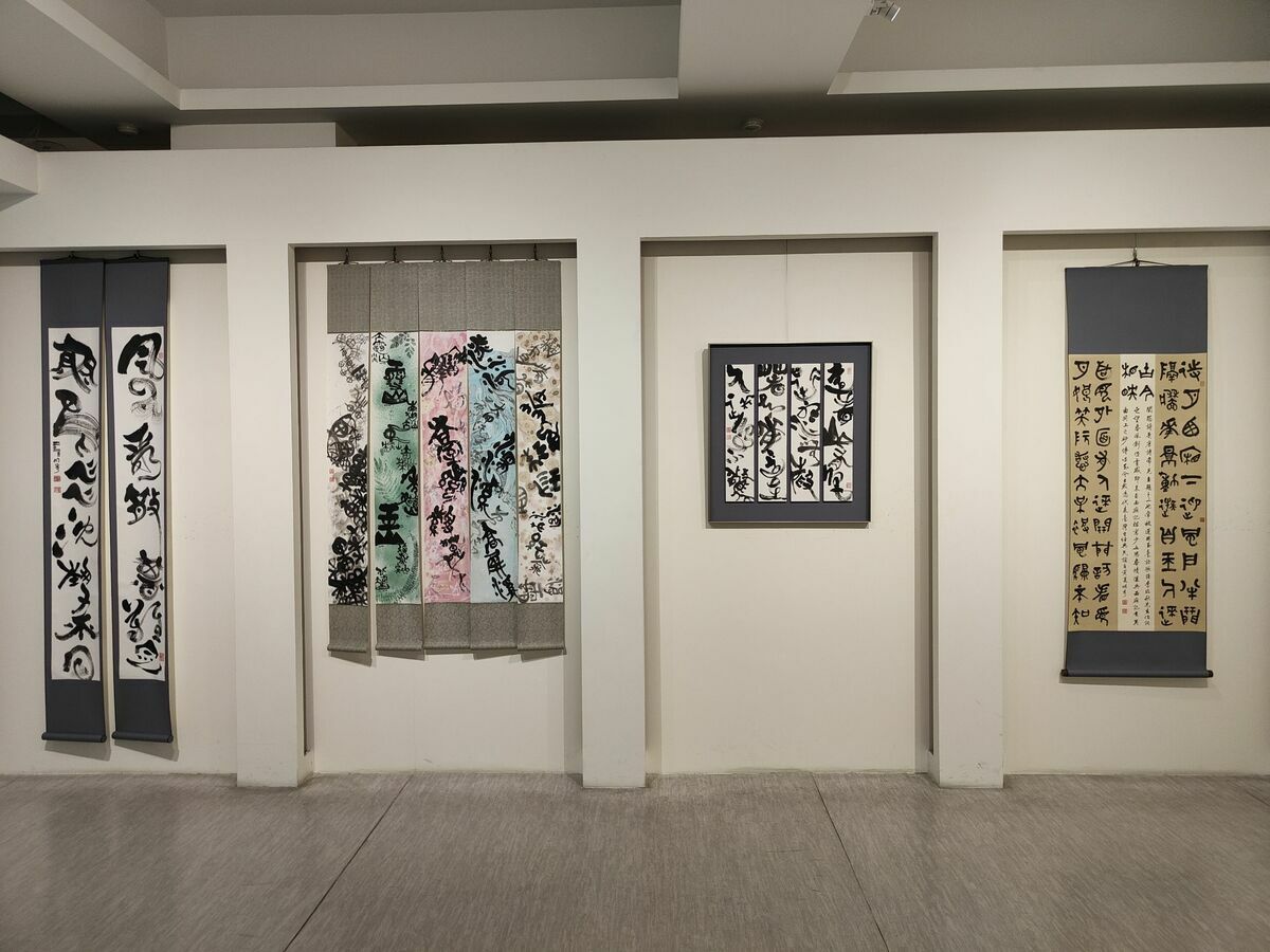 書法家廖禎祥及早期祥龍書會成員自即日起至8月1日在明宗書法藝術館盛大舉辦「清氣消暑──廖禎祥老師暨祥龍書會師生聯展」。 圖：黃博郎／攝