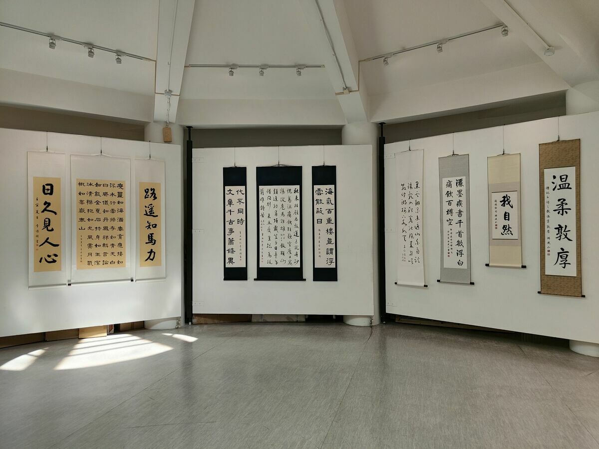書法家廖禎祥及早期祥龍書會成員自即日起至8月1日在明宗書法藝術館盛大舉辦「清氣消暑──廖禎祥老師暨祥龍書會師生聯展」。 圖：黃博郎／攝