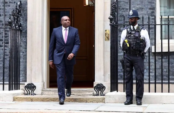 英國新任外交大臣拉米走出唐寧街10號。 圖 : 翻攝自視覺中國