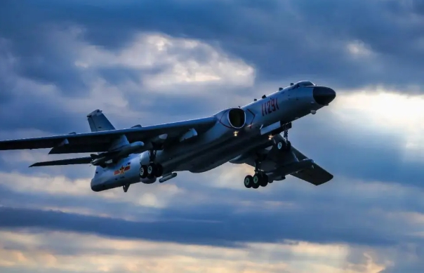 解放軍「戰神」轟-6K 型轟炸機。 圖 : 翻攝自矚目雲霄