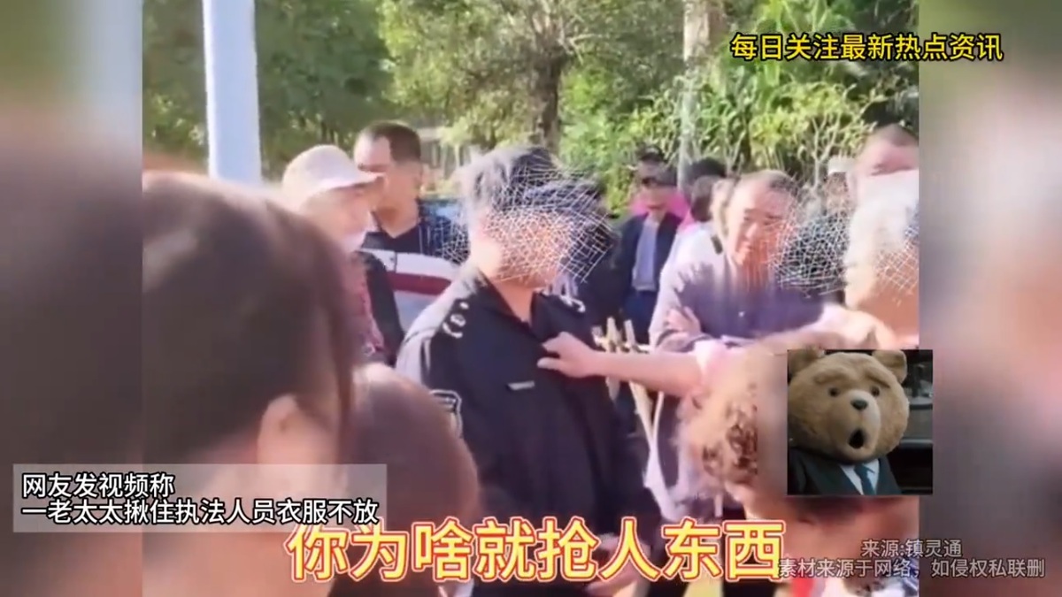 一名城管企圖搶賣菜老人的青菜，被老人抓住衣領教訓。 圖：擷取自 @DXDWX999 X 分享影片