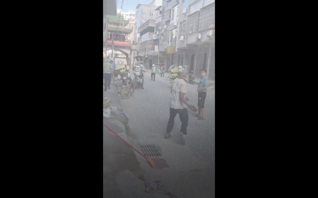 (影) 中國老百姓不忍了！ 城管長期作威作福欺壓民眾 當街被打如過街老鼠