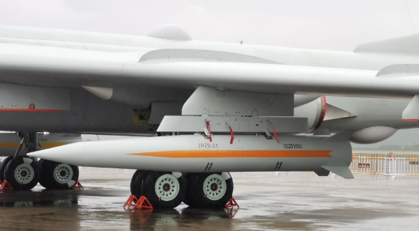 在珠海航空展亮相，掛在轟-6K 機身下方的中國版「匕首」，KD-21高超音速彈道導彈。 圖 : 翻攝自澎派新聞