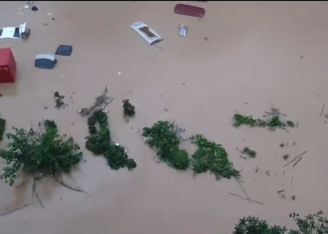 截至今（11）日 13 時 50 分，重慶墊江縣暴雨已致 6 人死亡。 圖：翻攝自新京報我們視頻