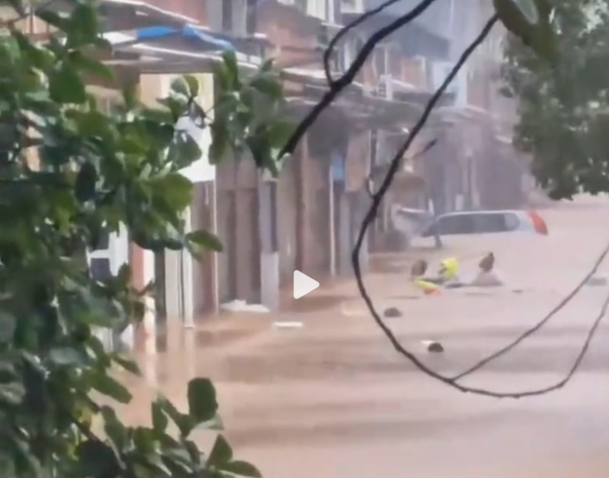 截至今（11）日 13 時 50 分，重慶墊江縣暴雨已致 6 人死亡。 圖：翻攝自新京報我們視頻