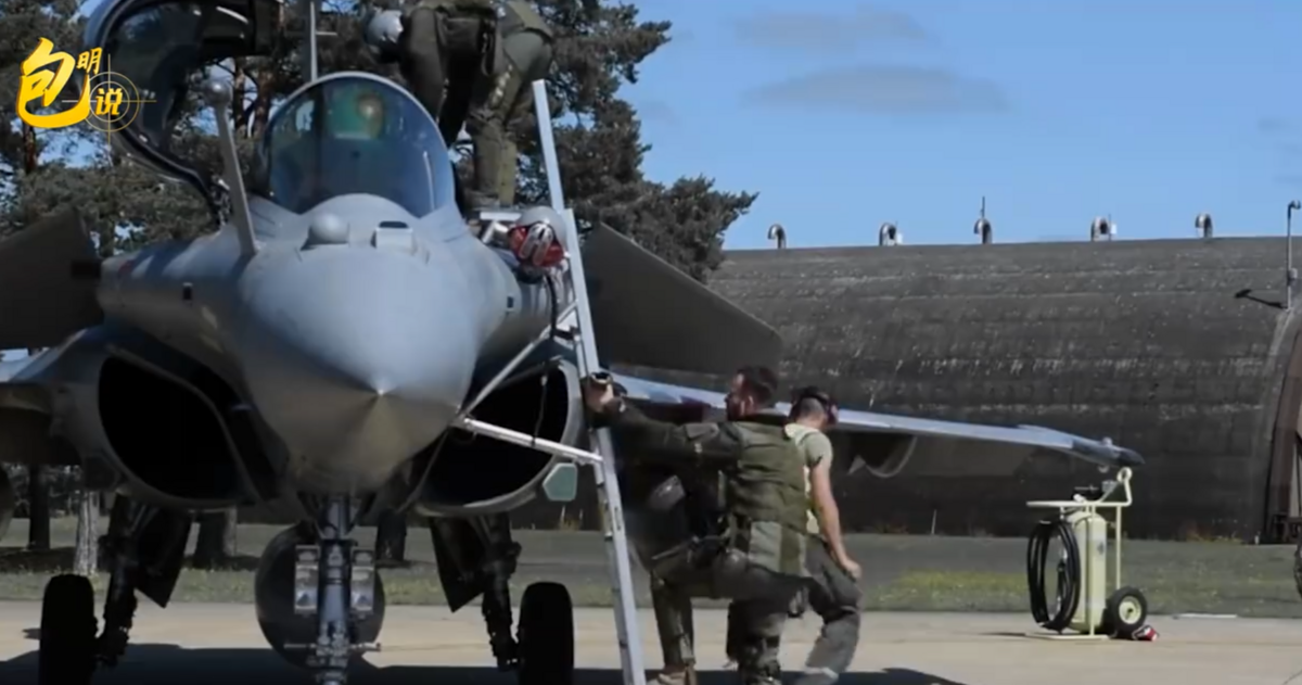 解放軍空軍在日喀則機場部署了 6 架殲-20。 圖：翻攝自包明說