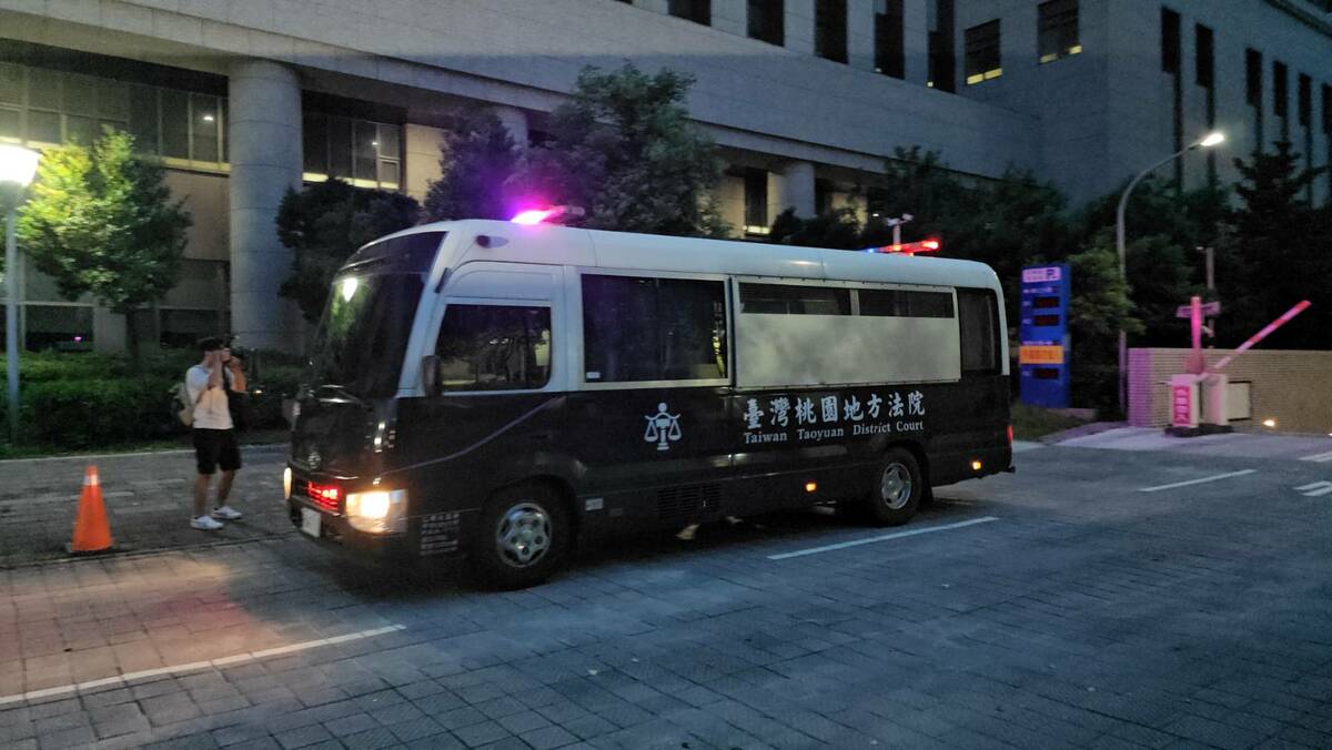 鄭文燦晚間由桃園地院警備車解送至桃園看守所收容。 圖：林昀真/攝