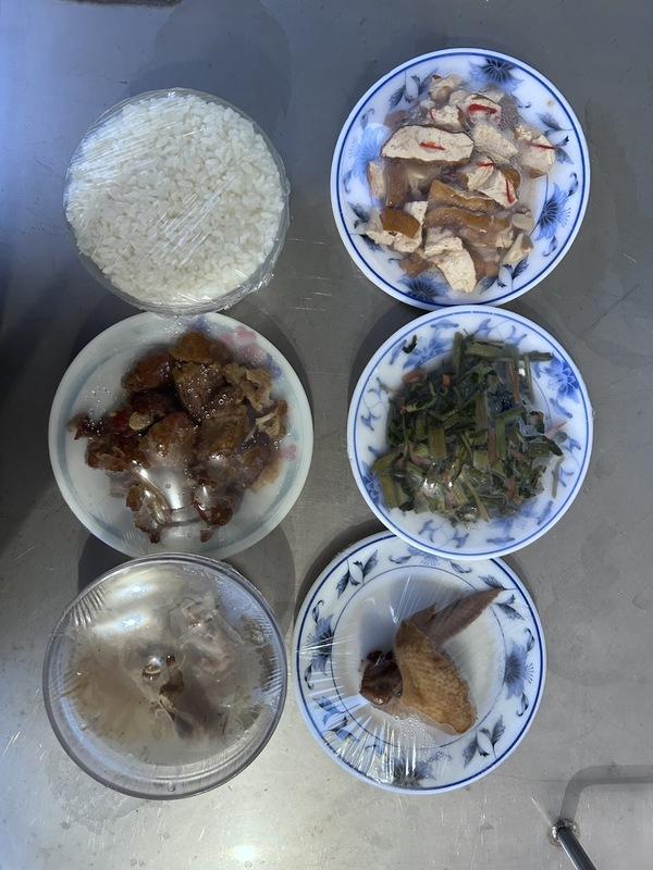 鄭文燦到看守所的第一餐菜色有滷雞翅、涼拌豆干、炒空心菜及清蒸排骨湯。 圖：桃園監獄提供