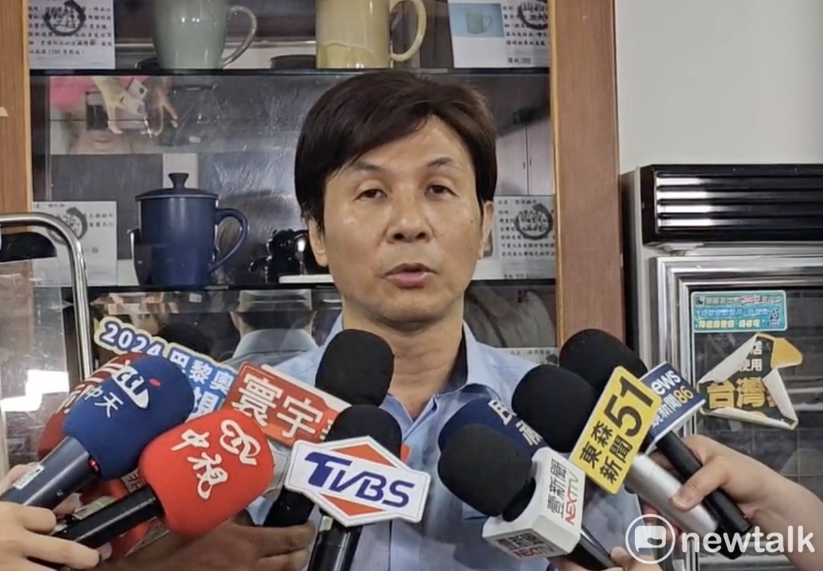 桃園監獄副典獄長許國賢說明鄭文燦進入看守所後的最新情況。 圖：林昀真/攝