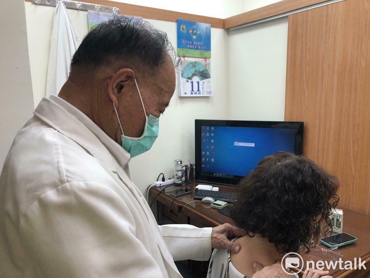 中醫師楊永榮博士則指出，天氣炎熱家長於休息時間，可協助考生按壓肩井穴放鬆或塗抹白花油於肩頸部位，有助於緩解焦慮。 圖：唐復年/攝