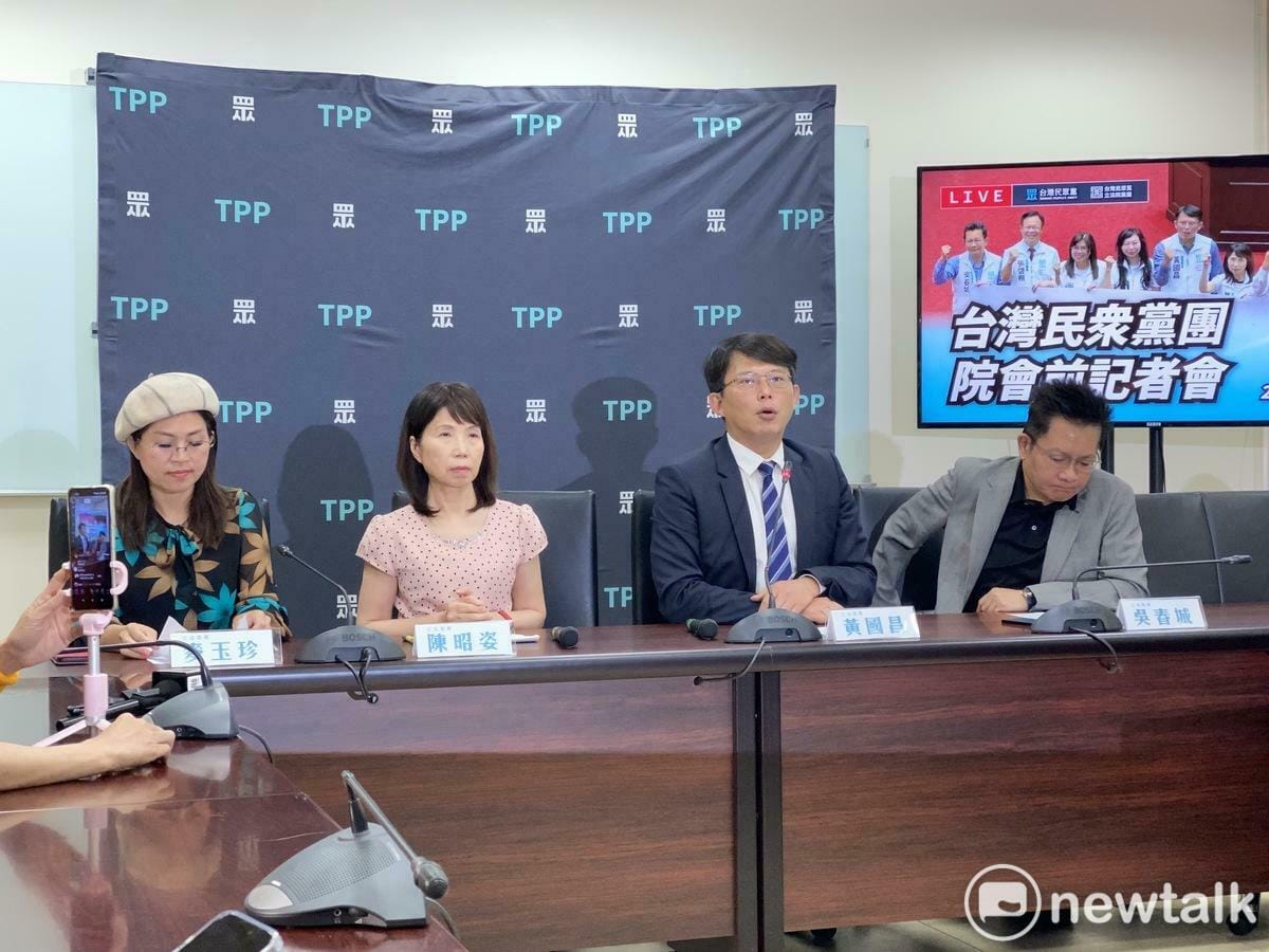 民眾黨團上午舉行院會會前記者會，黨團總召黃國昌（右2）、幹事長吳春城（右1）、立委陳昭姿（左2）、麥玉珍（左1）出席。 圖：周煊惠 / 攝