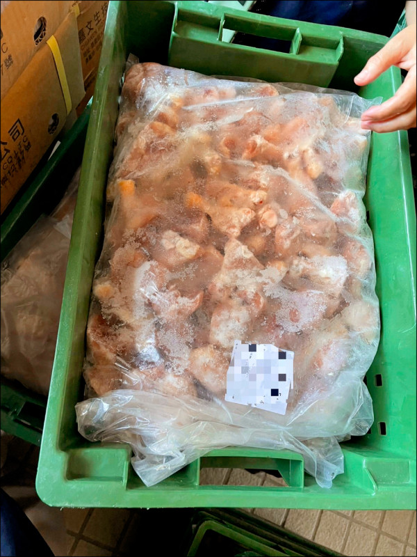 高雄市仁武區柏昇冷凍食品公司涉嫌供應過期肉品，經調查後發現總重達11.4公噸的肉品，其中鵝肉還過期了14年。 圖：高雄衛生局／提供