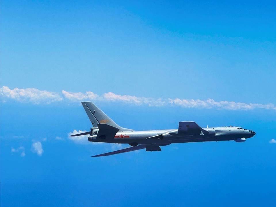 國防部公布有27中共軍機艦持續在台海周圍行動（圖為轟-6轟炸機） 圖：國防部／提供