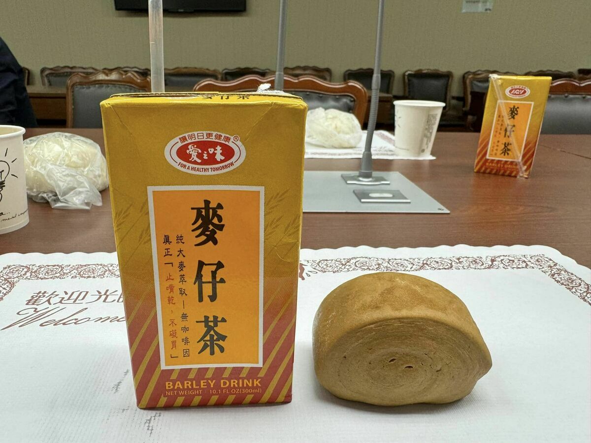 國民黨立委徐巧芯帶黑糖饅頭與麥茶到立法院發放。 圖：擷取自徐巧芯臉書