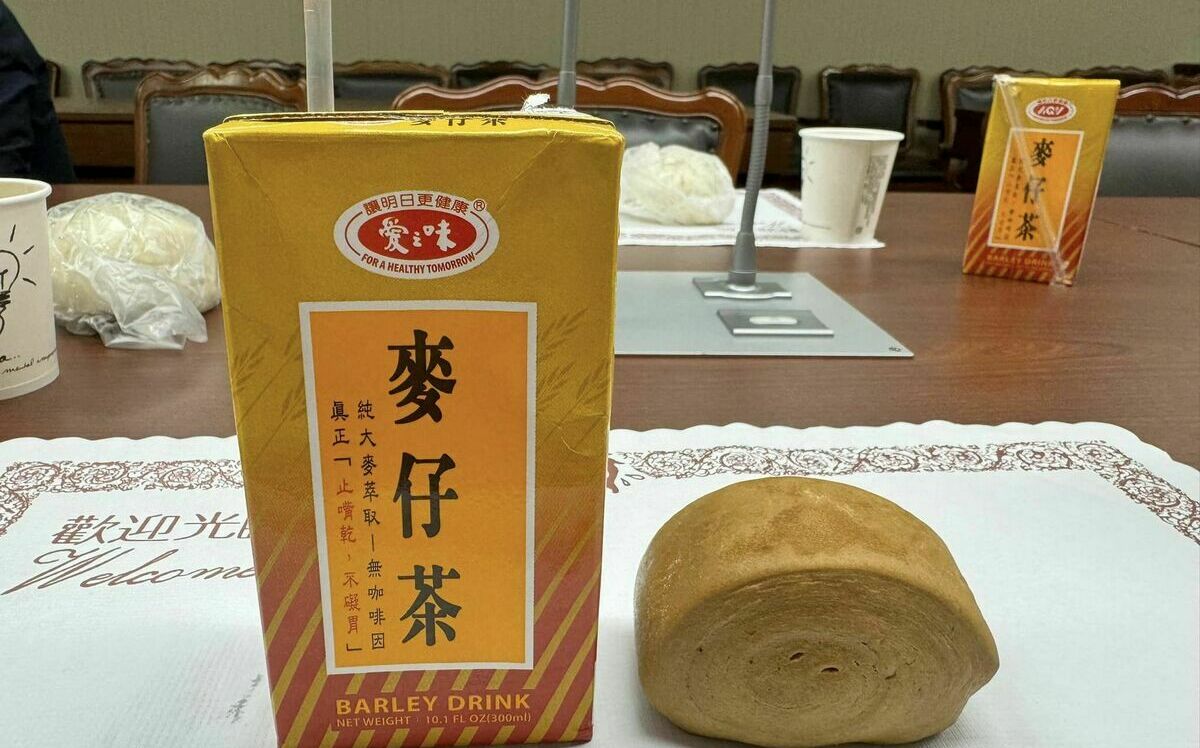 體驗「2350」早餐生活 徐巧芯送60份黑糖饅頭配麥茶