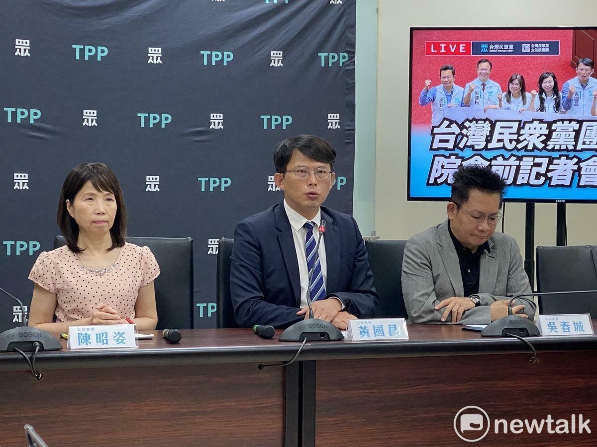 民眾黨團總召黃國昌（中）、幹事長吳春城（右）、立委陳昭姿（左）。 圖：周煊惠 / 攝