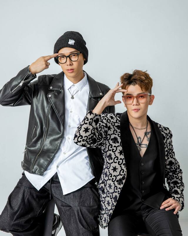 孫生（右）近期爆出，到處私訊搭訕不認識的女生，而酷炫對此也相當傻眼。 圖：翻攝自孫生FB