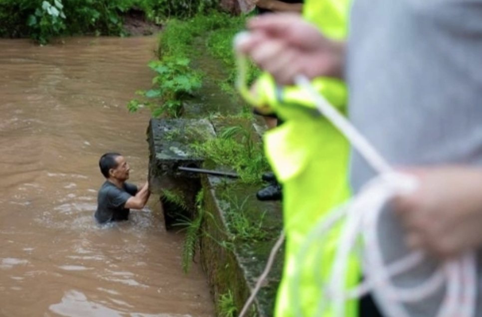 目前強降雨已導致重慶市墊江縣澄溪鎮、裴興鎮等 14 個鄉鎮、 6985 人受災，受損房屋 219 間（其中倒塌 18 間、嚴重損壞 61 間、一般損壞 140 間）。 翻攝自 騰訊網 墊江融媒