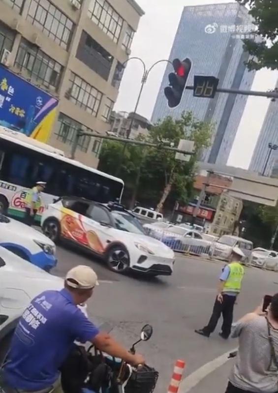 2 輛蘿蔔快跑的車在武漢行駛時，因死機而堵在一起，造成交通擁堵。 圖：翻攝自德潤傳媒 X（前推特）帳號