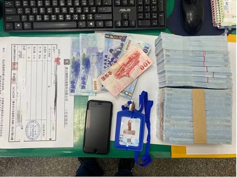 和美警方逮捕2名車手，查扣詐騙款項與贓物。  圖：警方提供