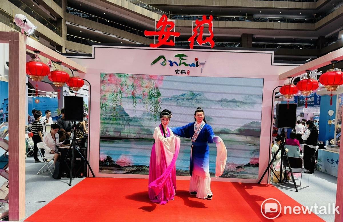 中國安徽文旅廳的旅遊攤位還有表演吸引人潮。 圖：謝莉慧/攝