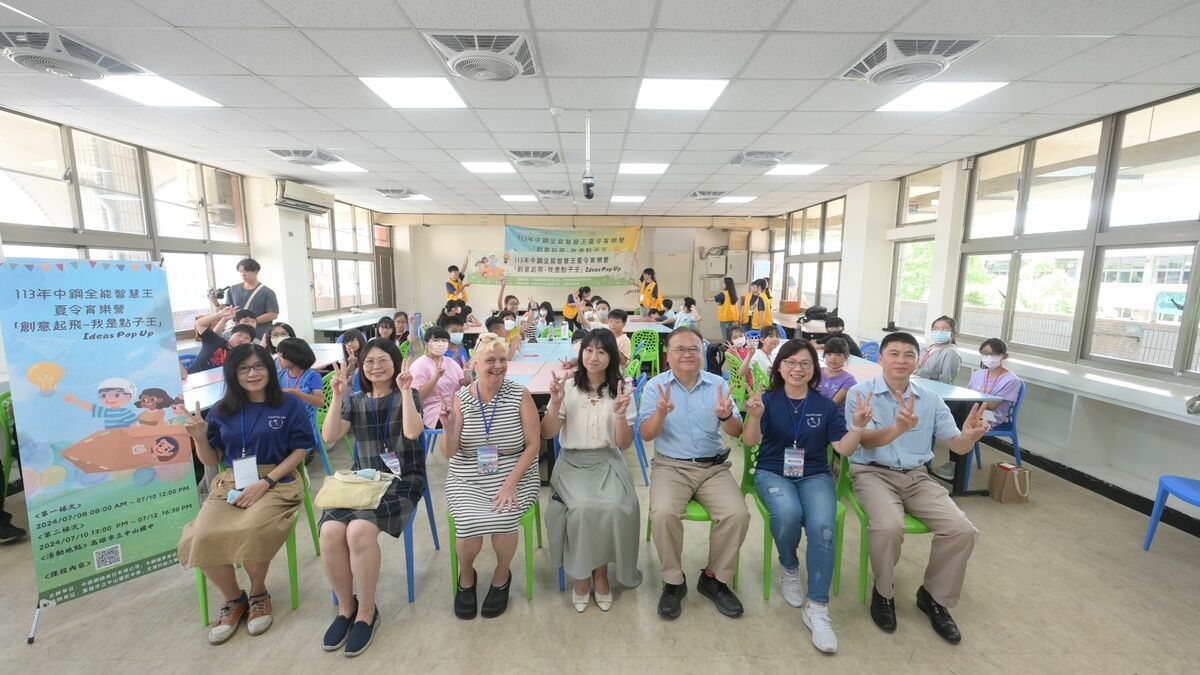 孫宏魁(前排右三)、王志堅(前排右一)與中山國中及文藻外語大學師長。 圖：中鋼公司/提供
