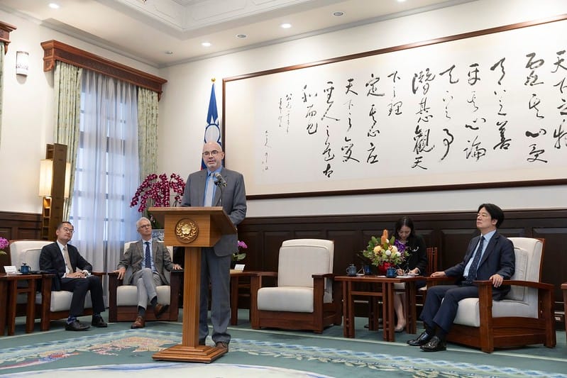 美國在台協會（AIT）台北辦事處新任處長谷立言（Raymond F. Greene）7/10拜會賴清德總統。谷立言致詞時以中文向賴清德指出，美國會依循「一中政策（One-China Policy）」，但在總統府當天發布給媒體的新聞稿中卻一字未提，總統府發言人郭雅慧今（12）日表示，總統的外交接見行程，基於禮貌與互信原則，依往例皆不會將賓客談話逐字詳列於新聞稿。 圖：總統府提供（資料照片）