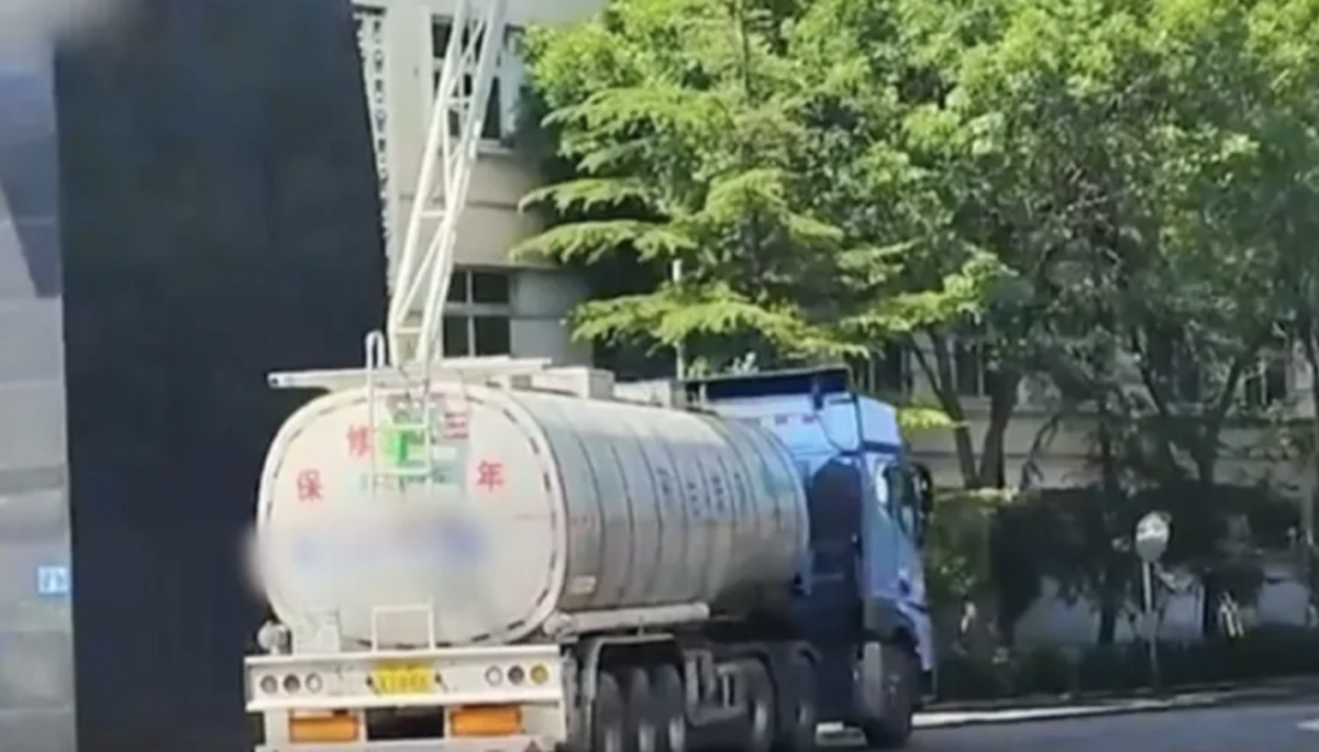 中國媒體《新京報》近日披露中國一些油罐車裝過工業用油，未清洗油罐又再裝食用油，而中國貨運平台「發貨幫」突然下架貨車軌跡查詢功能，令中國民眾議論紛紛。 翻攝自 騰訊網 胡錫進